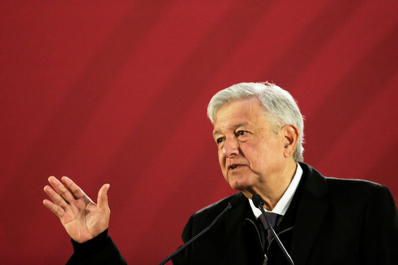 © Reuters. Mexico's President Andres Manuel Lopez Obrador gestures during a news conference at National Palace in Mexico City