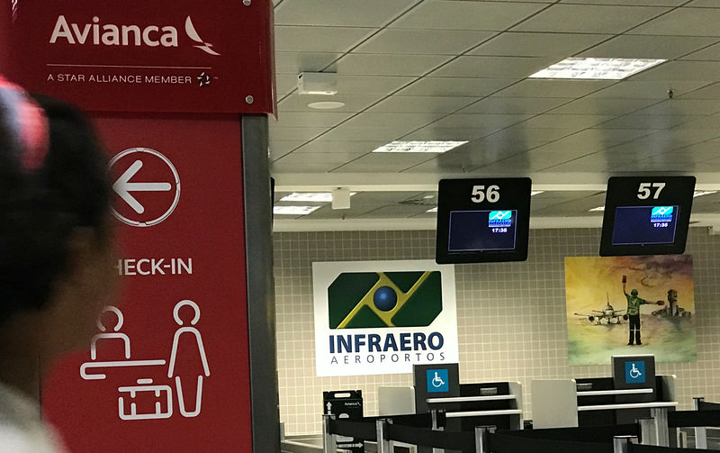 © Reuters. Placa indica local de check-in da Avianca no aeroporto Afonso Pena, em São José dos Pinhais