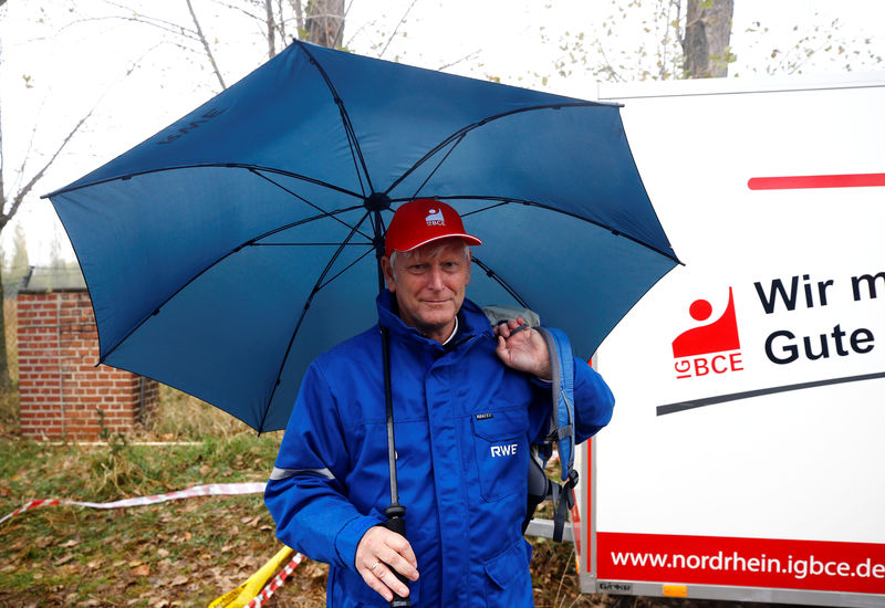 © Reuters. German utility RWE CEO Schmitz attends a labour protest of employees of RWE and German coal mining company RAG in Elsdorf