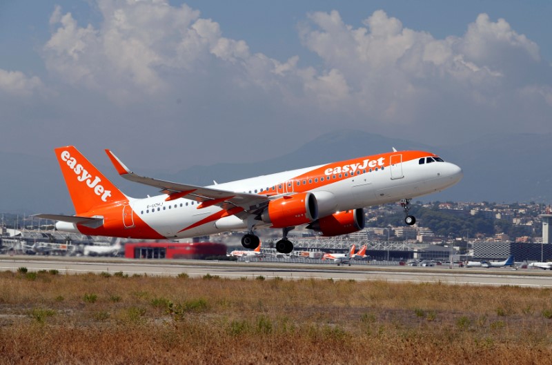 © Reuters. FILE PHOTO: The easyJet Airbus A320-251N takes off from Nice international airport for its inaugural flight between Nice and Tenerife, in Nice, France