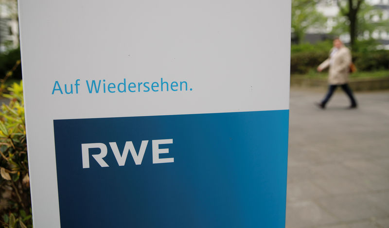 © Reuters. A sign which reads "Goodbye" is seen outside the headquarters of the German power supplier RWE, which plans to break up subsidiary Innogy and share its assets with rival E.ON, in Essen