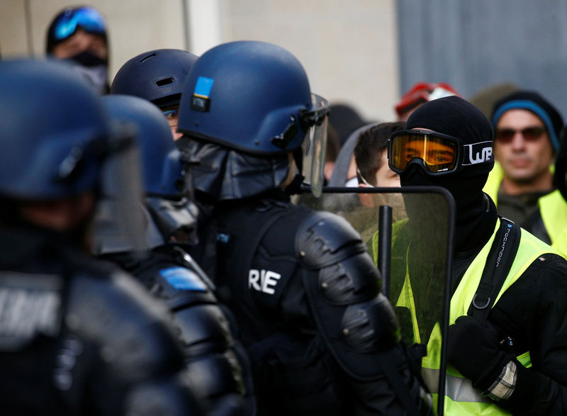 © Reuters. LES UTILISATEURS DE LBD ÉQUIPÉS DE CAMÉRAS SAMEDI, DIT CASTANER