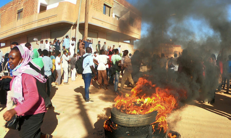 © Reuters. FILE PHOTO: Sudanese demonstrators burn tyres as they participate in anti-government protests in Omdurman, Khartoum