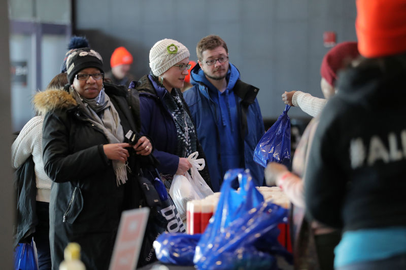 © Reuters. Government employees receive donations at a food distribution center for federal workers impacted by the government shutdown, at the Barclays Center in the Brooklyn borough of New York