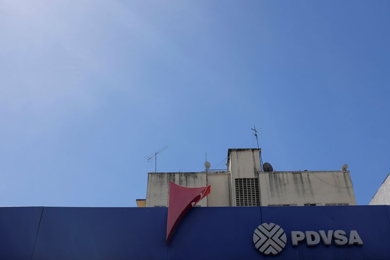 © Reuters. FILE PHOTO: The corporate logo of the Venezuelan state-owned oil company PDVSA is seen at a gas station in Caracas