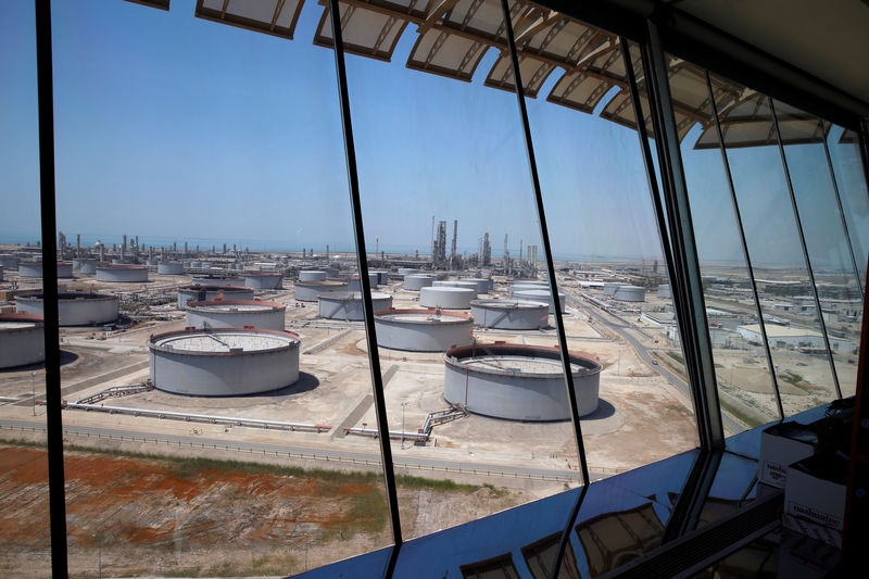 © Reuters. General view of Aramco's Ras Tanura oil refinery and oil terminal in Saudi Arabia