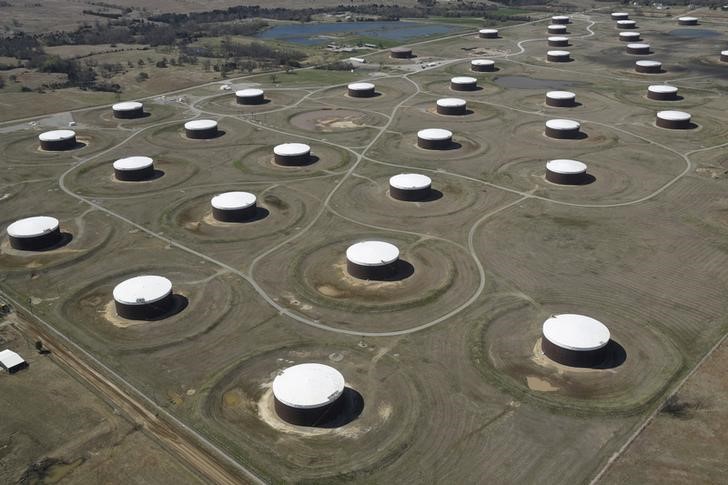 © Reuters. Crude oil storage tanks are seen from above at the Cushing oil hub in Oklahoma