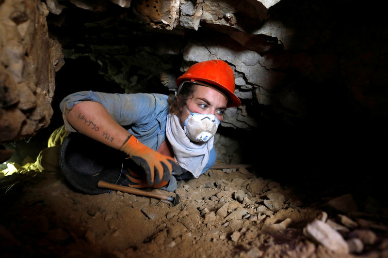 © Reuters. Una mujer trabaja en una excavación arqueológica cerca de las cavernas en el área de Qumrán