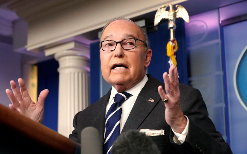 © Reuters. El asesor económico de la Casa Blanca, Larry Kudlow, habla con periodistas en la Casa Blanca en Washington.