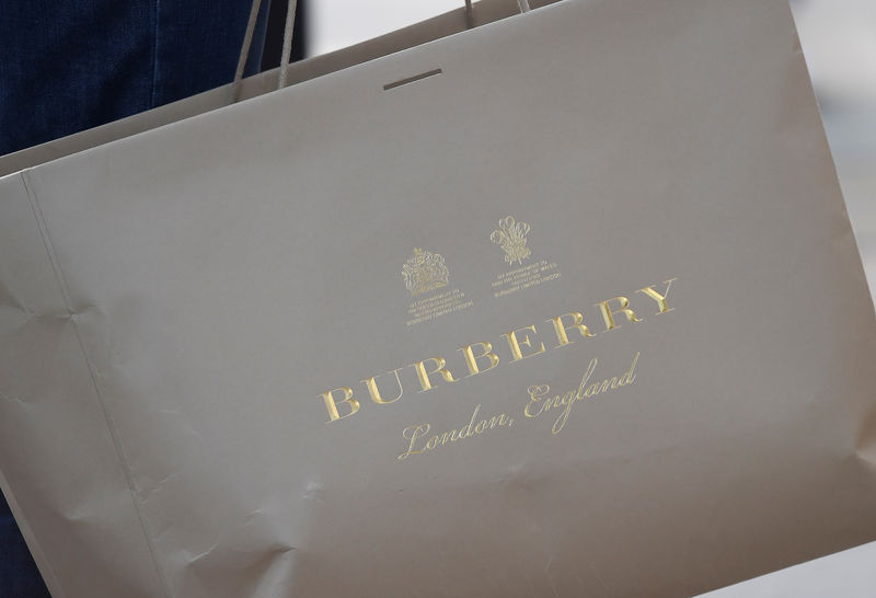 © Reuters. BURBERRY RÉALISE DES VENTES INFÉRIEURES AUX ATTENTES