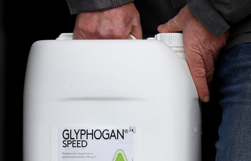 © Reuters. French farmer Herve Fouassier handles a can of glyphosate weedkiller during an interview with Reuters in Ouzouer-sous-Bellegarde
