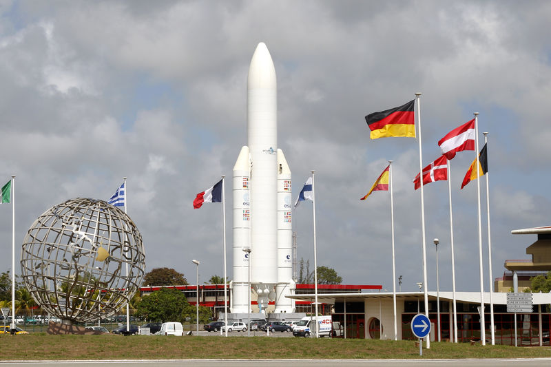 © Reuters. A replica of the rocket Ariane 5 is seen at the entrance of the Guiana Space Centre in Kourou, French Guiana
