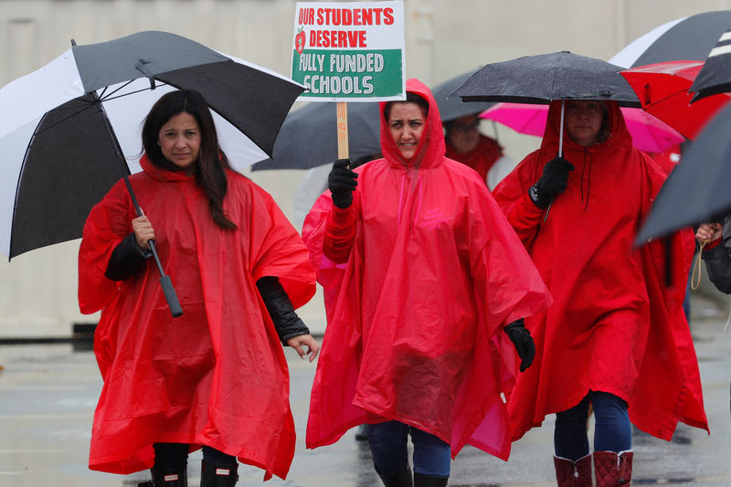 © Reuters. Los estudiantes vuelven a clase en Los Ángeles tras un acuerdo para acabar con la huelga