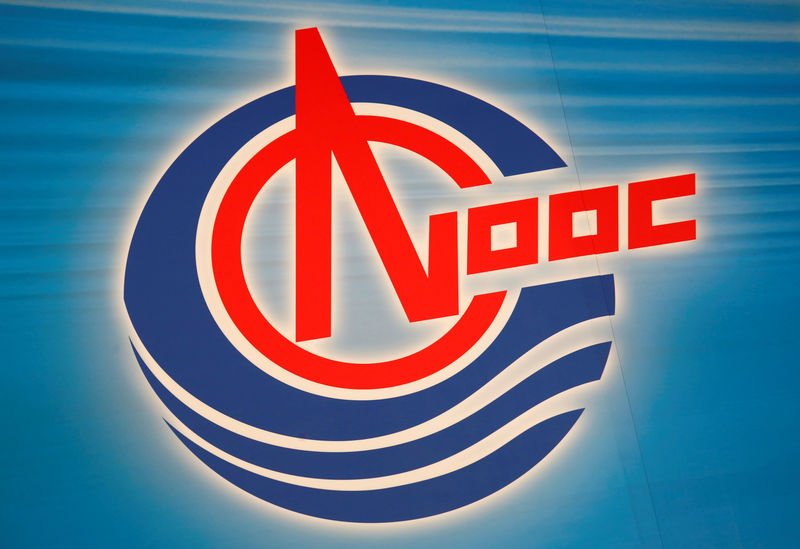 © Reuters. FILE PHOTO: The company logo of CNOOC Ltd is displayed at a news conference on the company's annual results in Hong Kong