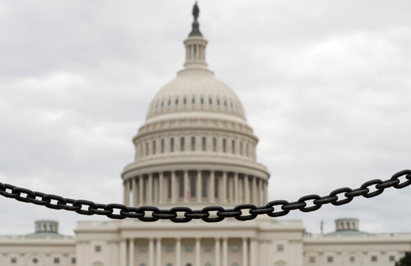 © Reuters. A chain fence at the U.S. Capitol during the partial government shutdown in Washington