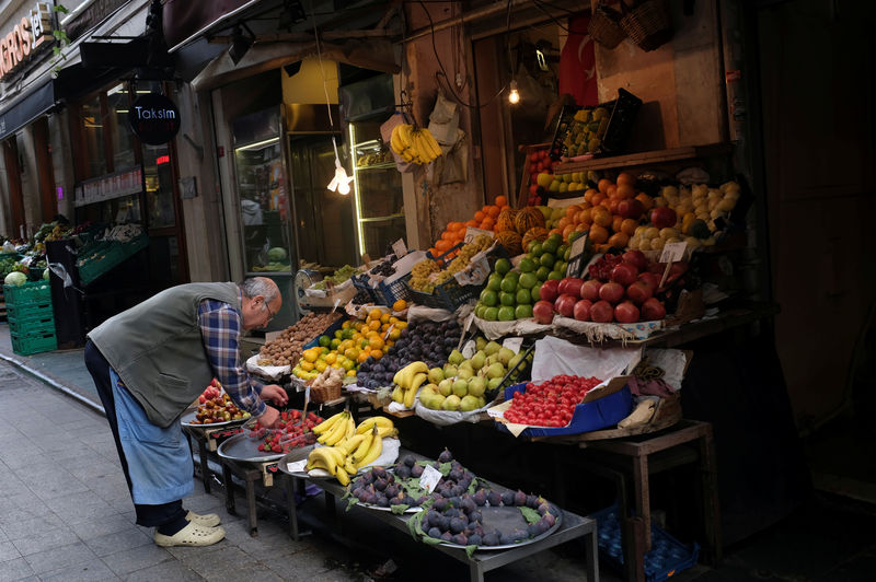 © Reuters. معهد الإحصاء: تراجع ثقة المستهلكين الأتراك في يناير