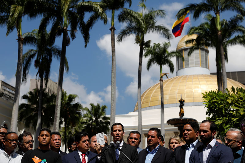 © Reuters. Presidente da Assembleia Nacional, Juan Guaidó, discursa em Caracas