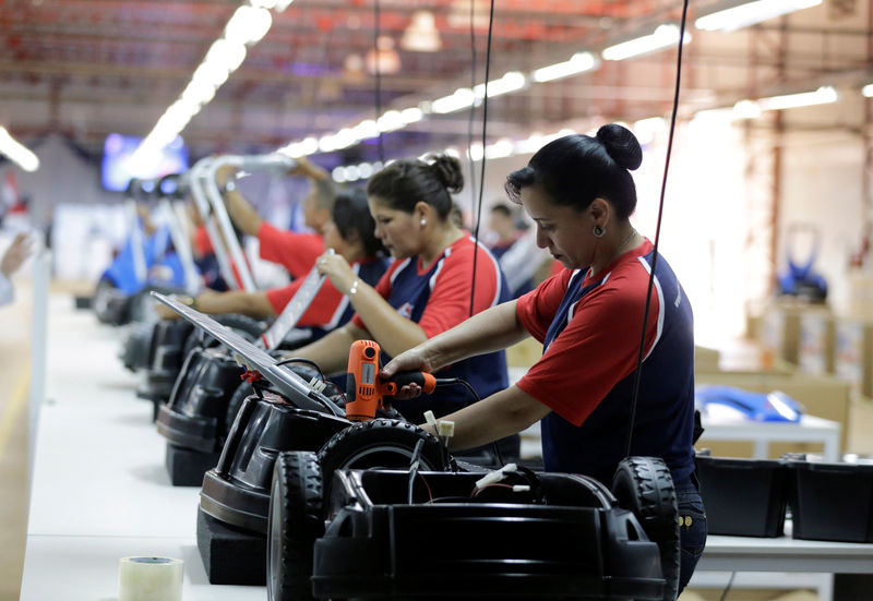 © Reuters. Trabalhadores em linha de produção de fábrica