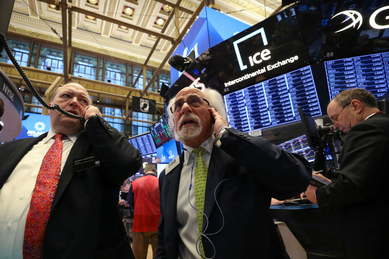 © Reuters. Traders work on the floor of the NYSE in New York