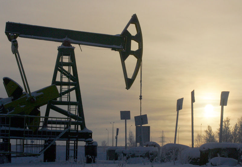 © Reuters. FILE PHOTO: Yukos oil well is seen at sunset near the Russian northern city of Nefteyugansk