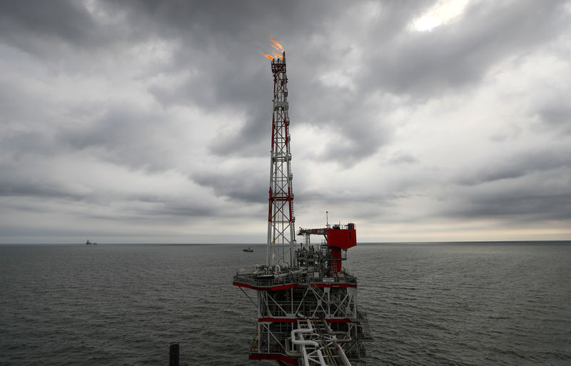 © Reuters. FILE PHOTO: A gas torch is seen at the Filanovskogo oil platform operated by Lukoil company in Caspian Sea