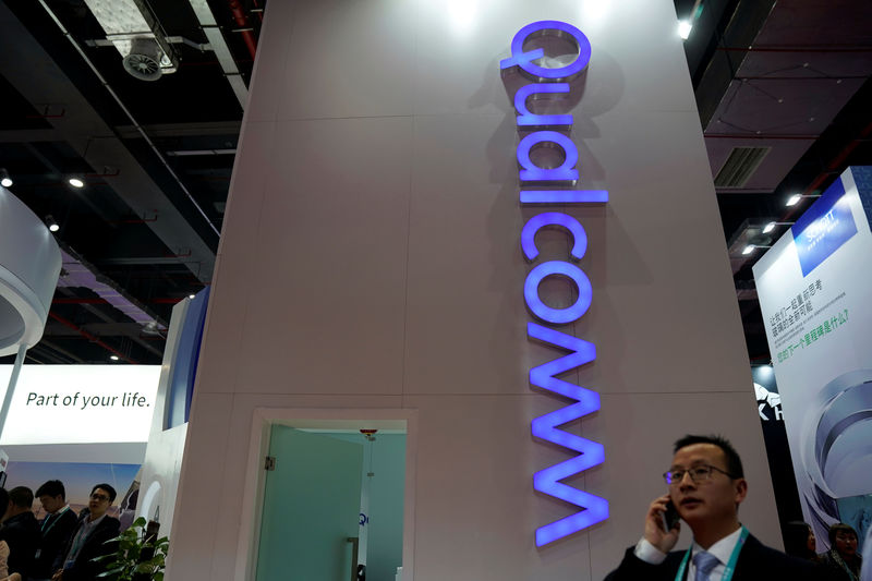 © Reuters. A Qualcomm sign is seen during the China International Import Expo (CIIE), at the National Exhibition and Convention Center in Shanghai,