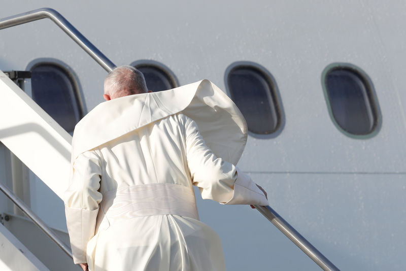 © Reuters. IMMIGRATION: "LA PEUR NOUS REND FOUS", DIT LE PAPE, EN ROUTE VERS LE PANAMA