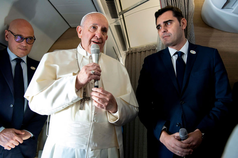 © Reuters. Papa Francisco durante entrevista coletiva no avião que o leva ao Panamá