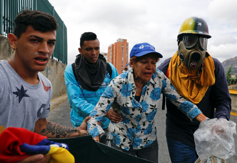 © Reuters. La oposición y el gobierno en Venezuela retoman la calle