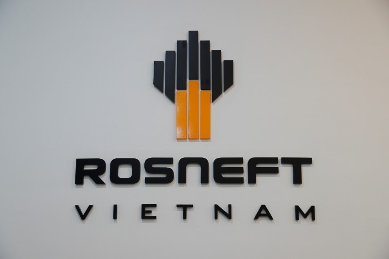 © Reuters. The logo of Russia's oil company Rosneft is pictured at the Rosneft Vietnam office in Ho Chi Minh City