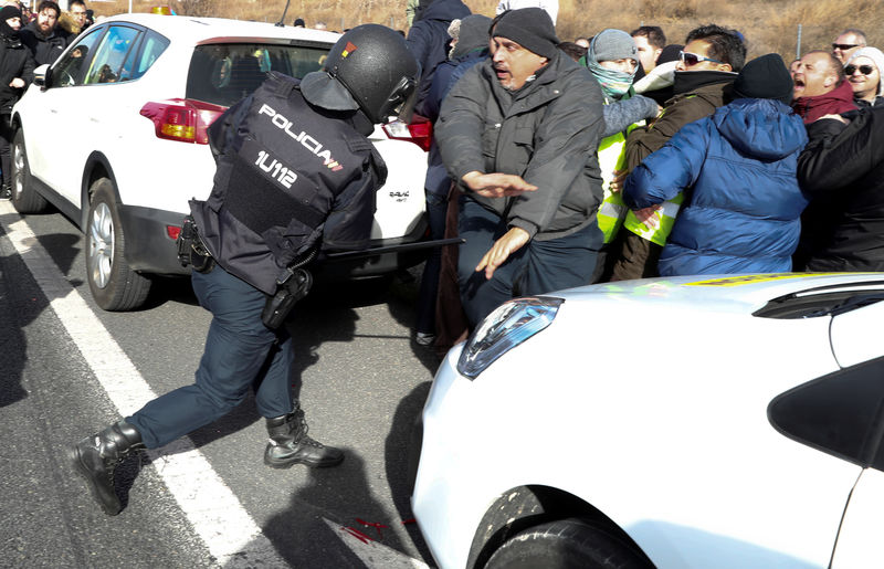 © Reuters. سيارات الأجرة في مدريد تمنع الوصول لمعرض سياحي احتجاجا على أوبر