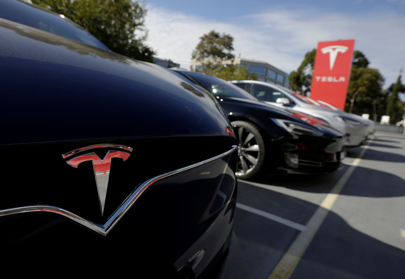 © Reuters. FILE PHOTO - A Tesla Model X is photographed alongside a Model S at a Tesla electric car dealership in Sydney