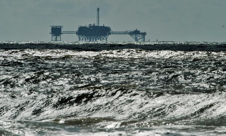 © Reuters. FILE PHOTO: An oil and gas drilling platform stands offshore near Dauphin Island, Alabama