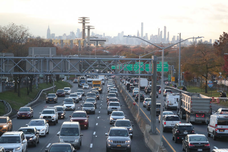 © Reuters. Automobiles drive in heavy traffic along the Long Island Expressway in the Queens borough of New York