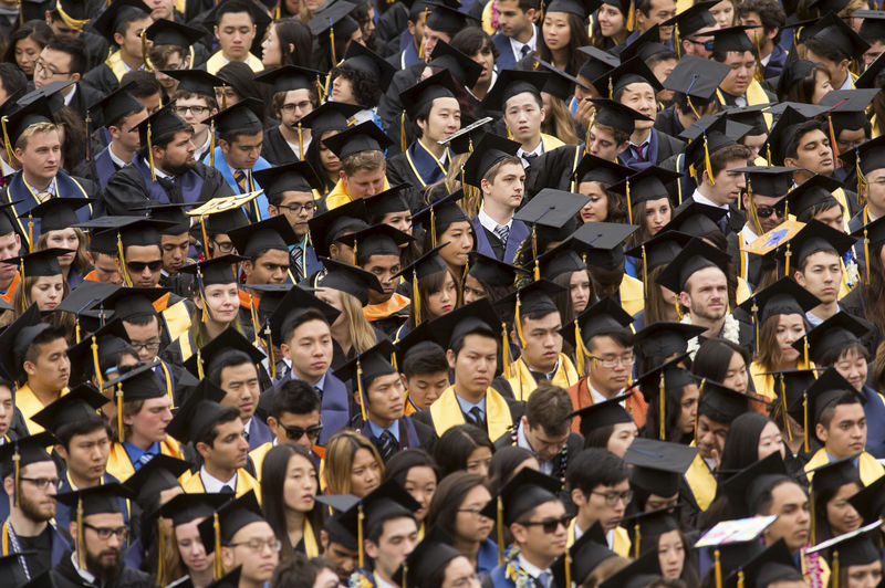 © Reuters. FILE PHOTO: Graduates attend commencement at University of California, Berkeley in Berkeley