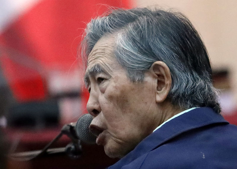 © Reuters. Fujimori, trasladado a prisión, dice que el final de su vida "está cerca"