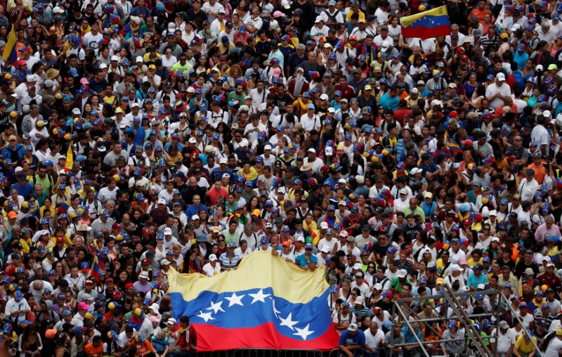 © Reuters. Guaidó se autoproclama presidente interino de Venezuela con apoyo de EEUU y otros países