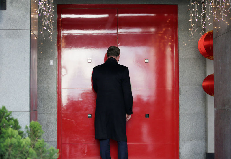 © Reuters. Australian Defence Minister Christopher Pyne opens a red gate to leave after a news conference in Beijing
