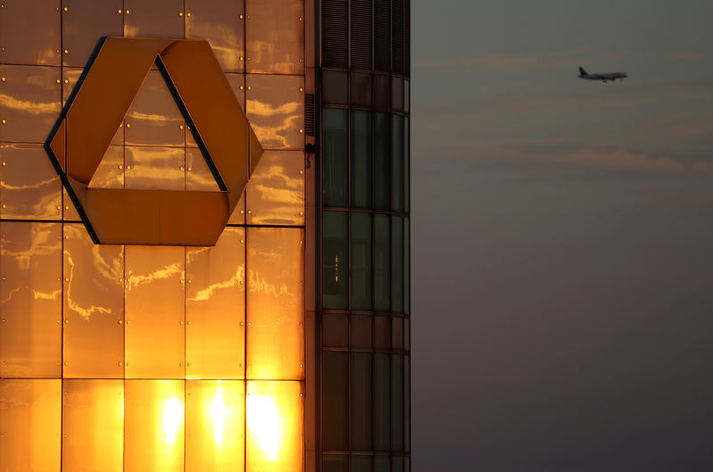 © Reuters. FILE PHOTO - The logo of Germany's Commerzbank is seen in the late evening sun on top of its headquarters in Frankfurt