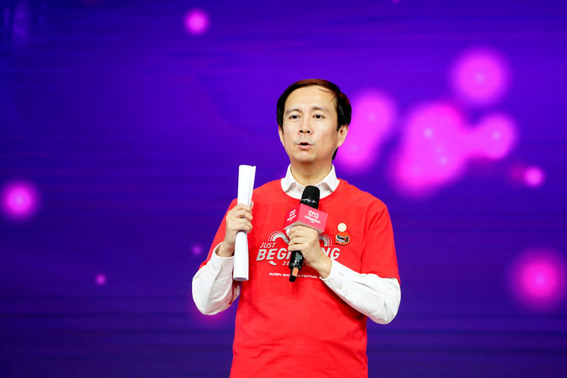 © Reuters. Daniel Zhang, Chief Executive Officer of Alibaba Group delivers a speech during Alibaba Group's 11.11 Singles' Day global shopping festival in Shanghai