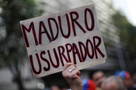 © Reuters. Manifestanti a favore del leader dell'opposizione venezuelana Juan Guaido che si oppongono al presidente Nicolas Maduro, definito 