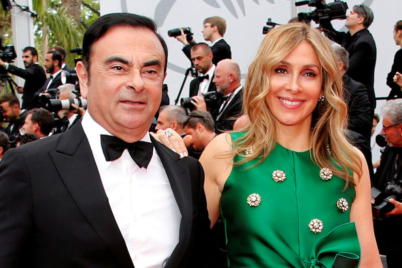 © Reuters. Carlos Ghosn, presidente e ad di Renault-Nissan, con la moglie Carole al Festival del cinema di Cannes