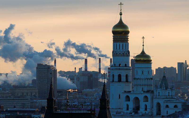 © Reuters. Steam rises from the chimneys of a thermal power plant behind the Ivan the Great Bell Tower in Moscow