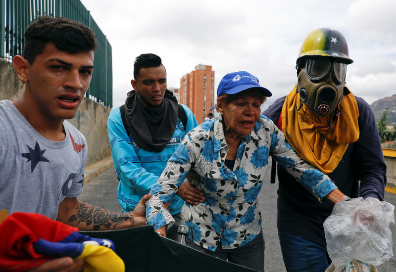 © Reuters. La oposición de Venezuela busca mantener el impulso contra Maduro