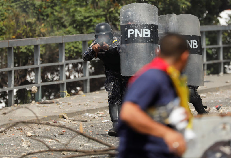 © Reuters. Manifestante de oposição durante protesto contra Nicolás Maduro em Caracas