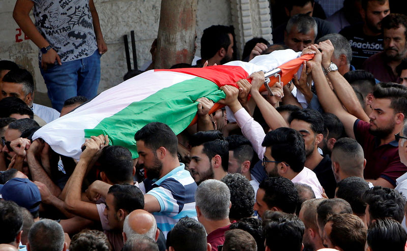© Reuters. اتهام فتى إسرائيلي بقتل فلسطينية في هجوم بحجر