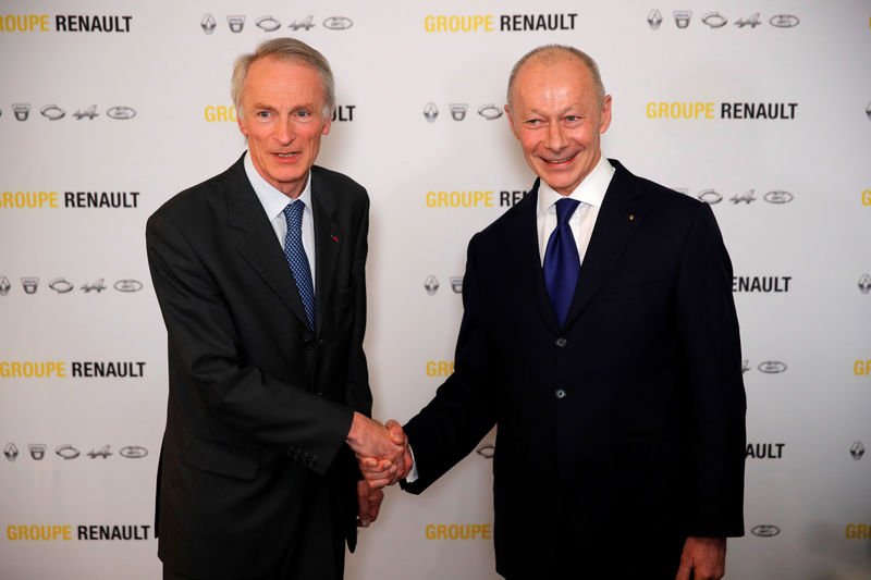 © Reuters. Jean-Dominique Senard, newly-appointed Chairman of Renault, shakes hands with Thierry Bollore, newly-appointed CEO of Renault, after French carmaker Renault's board of directors meeting in Boulogne-Billancourt, near Paris