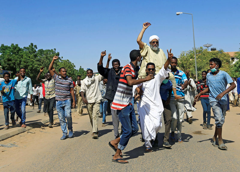 © Reuters. شهود: خروج احتجاجات في الخرطوم ومدن سودانية أخرى