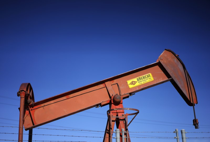 © Reuters. An oil well pump jack is seen at an oil field supply yard near Denver