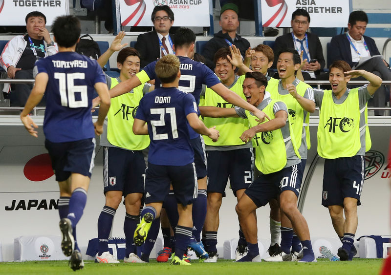 © Reuters. هدف من ركلة جزاء يرسل اليابان إلى قبل نهائي كأس آسيا